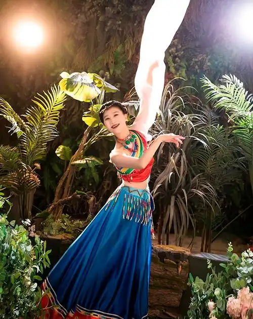 舞蹈家夏冰剧照让生命的风,吹舞缤纷的人