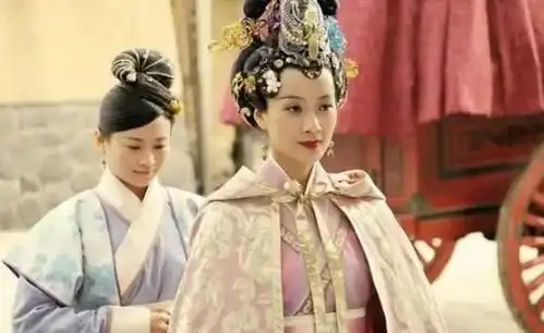 她是孙俪的死对头,登上3届春晚都不火,改了3次名字后终于走红
