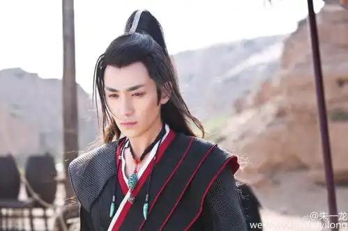 张馨予比景甜早5小时公布恋情,被男友手捧下巴,网友猜测就是他
