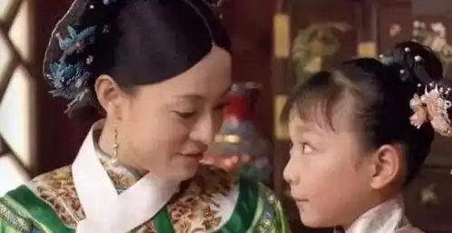 孙俪妹妹孙艳晒期末考试照,高低肩明显,身边夏梦仪态气质更出众