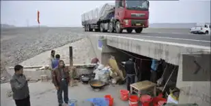 97名民工打工受骗集体蜗居桥洞