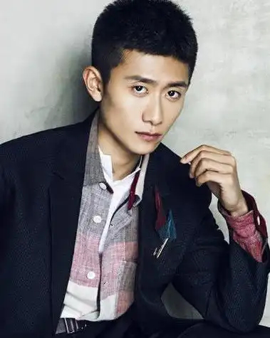 张一山晒珍藏版照片,评论区炸锅,网友还是那双桃花眼