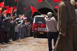 狼图腾曝冯绍峰知青照军绿红花怀旧