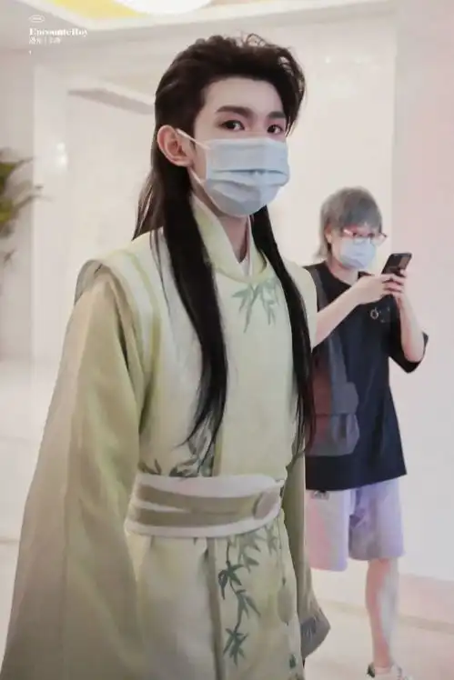 王源奇异剧本鲨路透,古装造型玉树临风,路人均猜测是楚留香还是公孙策
