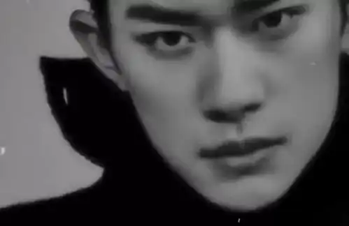 易烊千玺平头造型,若隐若现的胸肌又a又飒,哪像是19岁的人