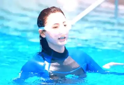 40岁张柏芝美人鱼照片曝光紧身泳装显性感身材
