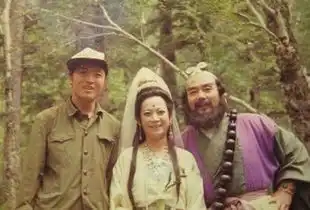 西游记罕见老照片观音菩萨和路人合影,最幸福的是吃饭能多瓶啤酒
