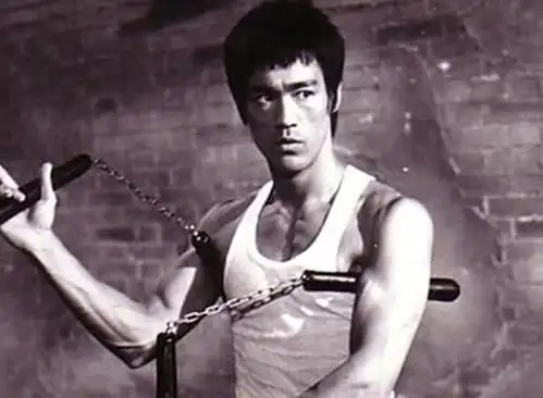 1973年,为李小龙扶灵的6个神秘人都来自外国,个个身份显赫
