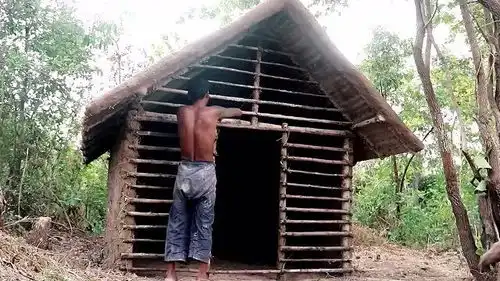 兄弟俩来到深山定居,建造了座小户型蜗居房,网友直呼简直就是荒野王者的标配
