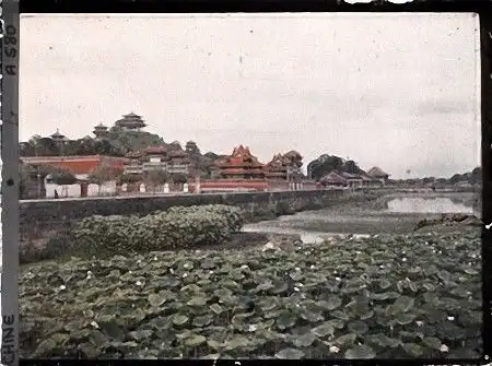 卍物志108年前,这个法国人拍下中国最早彩色照片,留下72000张彩照却被骂白痴孤独而死
