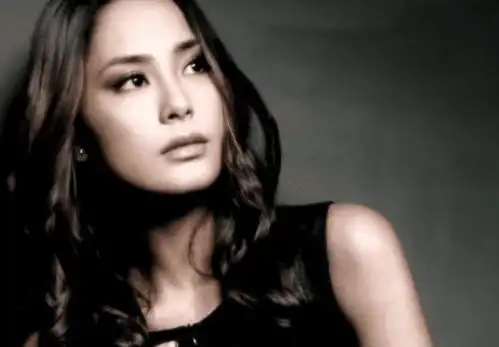 陈冠希晒与女儿同框合照,脚上鞋子引热议,代言辱华品牌谈爱国
