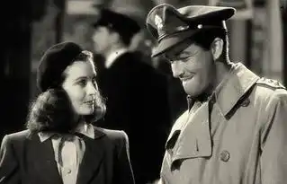 风衣有了新穿法叠穿可助你优雅过换季期
