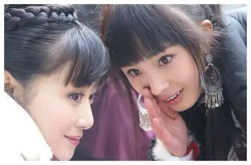 17年前,有谁注意到刘亦菲身后打伞的小女孩,现已火得一塌糊涂
