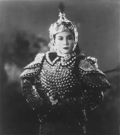 16岁因杨贵妃成名,24岁为爱息影,与丈夫相守71年,97岁梦中离世
