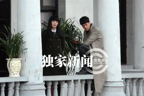 独家何润东新戏造型曝光着黑色戎装俊朗
