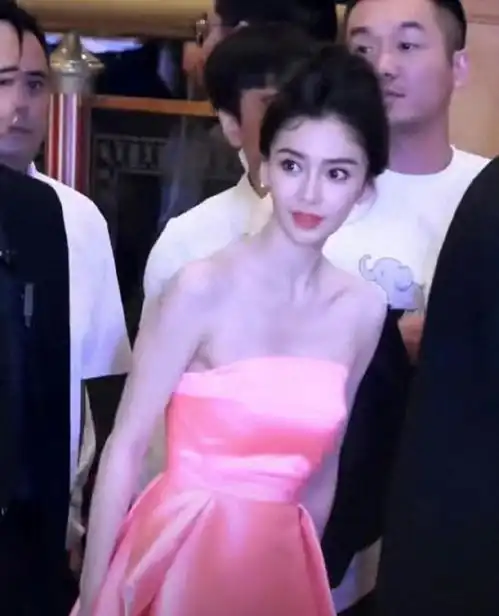 angelababy线下活动看呆男粉,生图纹身抢镜,暴瘦到胸骨凸起