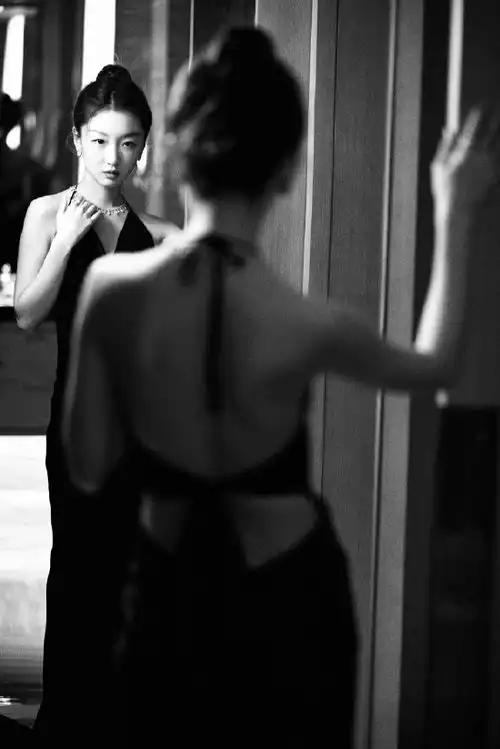 周冬雨穿吊带长裙秀背部曲线造型夺目似烈焰玫瑰