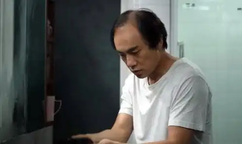 43岁黄晓明减重30斤,新戏造型变苍老秃头大叔,与baby各有各忙

