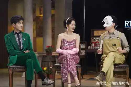 王鸥真敢穿吊带裙配洗碗手套,全身粉色竟这么洋气
