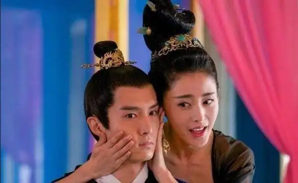 张天爱有多撩红色古装秀出大长腿,看太子妃的那个季节又回来了
