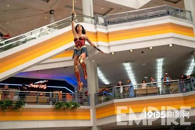 神奇女侠2曝全新剧照dc女神高空滑行秀身...
