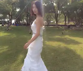 周冬雨素颜穿吊带衫变女汉子手抓龙虾卖萌