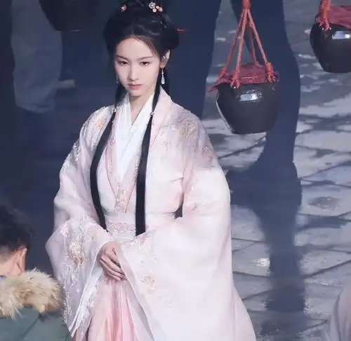 曝陈都灵一念关山后,再接权谋古装剧,搭档陈哲远演腹黑女主
