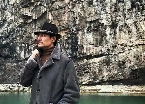 他曾是刘德华的影子,拍打戏差点被踩死,如今终于成了影帝
