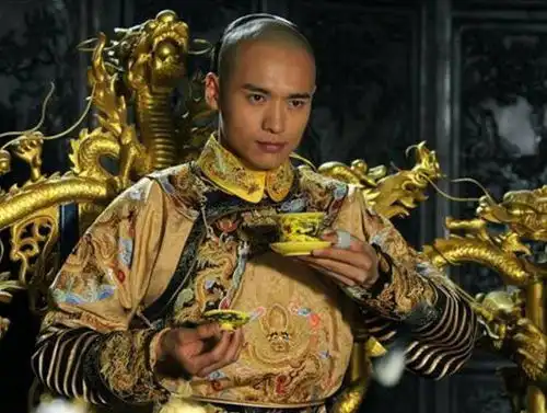 康熙真实面貌奇丑无比300年前一幅油画还原真相,像是一个老外
