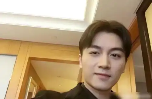 陈晓晒自拍被吐槽胖成慈祥的老父亲,果然男人一结婚就逃不过发福
