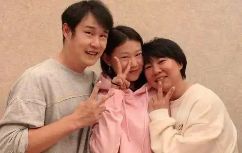 小沈阳罕见露面,晒与沈春阳合影庆结婚16周年,夫妻二人宛如冻龄
