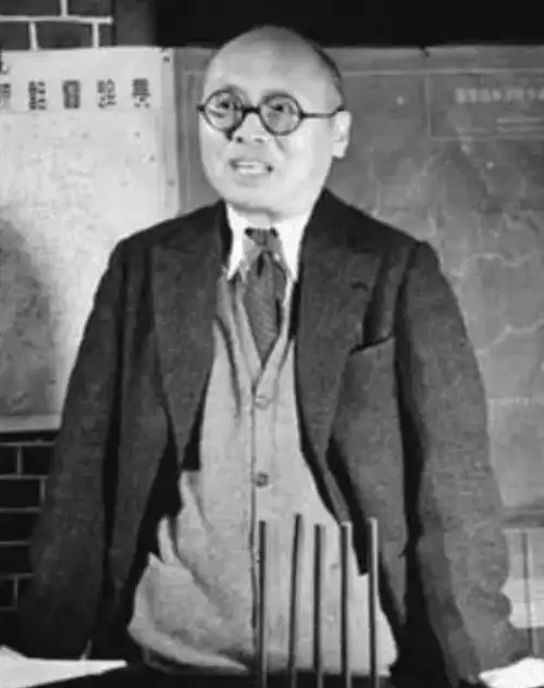 他是银行总经理,老蒋为借款,其母去世率要员祭拜,还跪下磕头