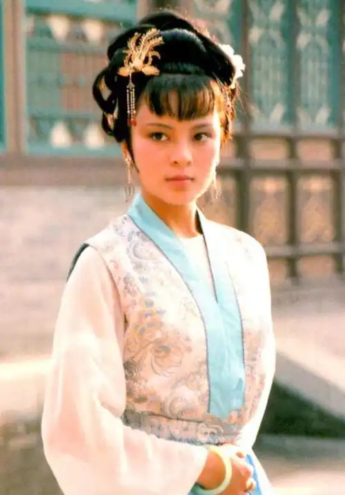 87版红楼梦探春近照曝光,56岁风韵犹存,穿着时尚气质足
