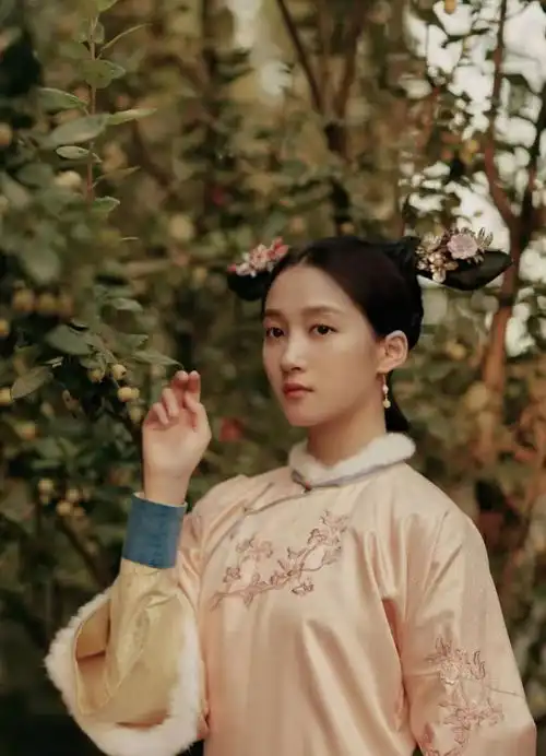 关晓彤尝试清宫造型,粉色刺绣旗袍搭旗头,甜如旧时光少女