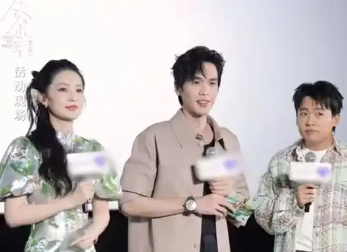 唐艺昕陪张若昀去重庆工作,结束后与李沁聚餐,女儿都这么大了
