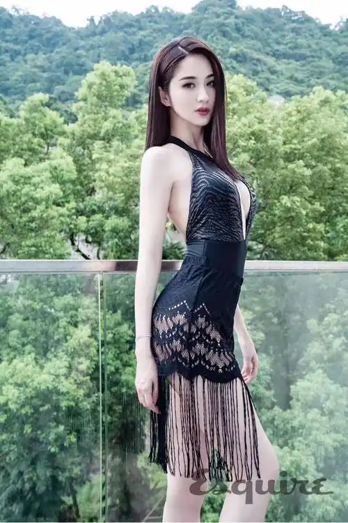 被誉为蓝色妖姬的她,27岁身价过亿,连衣褶裙妩媚多姿,尽显火辣身材蓝燕