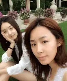 赵丽颖素颜旧照曝光和好友李呈媛一起出游很开心
