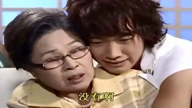 浪漫满屋李英宰打扰韩智恩约会,谎称奶奶生病,不过圆谎样子好可爱啊
