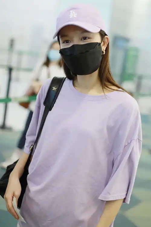 组图文咏珊穿香芋紫t恤少女感十足与老公罕见同框甜蜜对视
