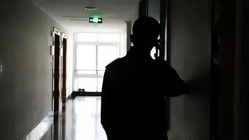 山东男子偷看老婆出轨,躲衣柜看5小时,惊讶以前从没见老婆这样
