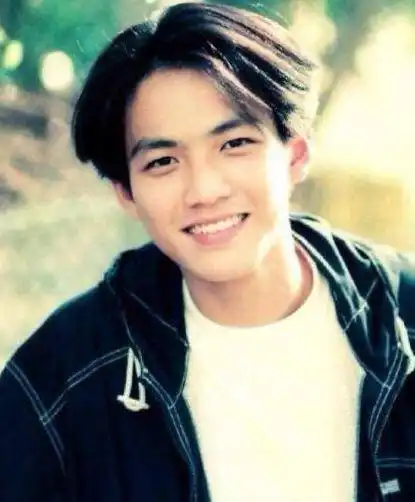 在73岁的他面前,何炅林志颖不敢称不老男神,他才是真正的冻龄
