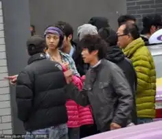 汤唯补拍危险戏找男替身替驾片场做鬼脸
