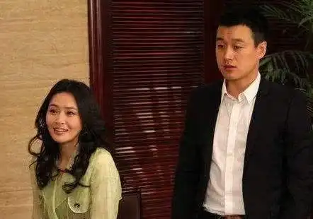 长得像佟大为的老婆,却嫁普通人偷偷生下2女,今36岁过成这样
