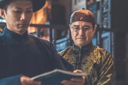 光芒中隐藏着两位87版红楼梦中的演员,认出了柳湘莲,没认出贾琏