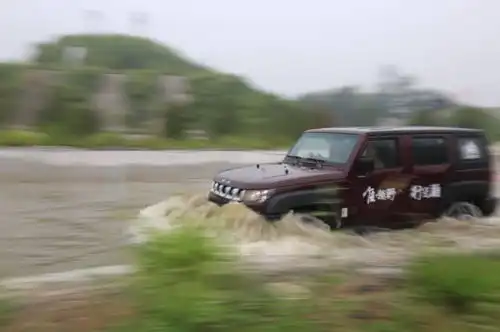 45亿票房战狼2大火背后这款硬派越野功不可没