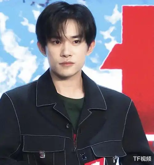 易烊千玺金鸡奖彩排照流出,采用最新公式照,与韦一航反差太大