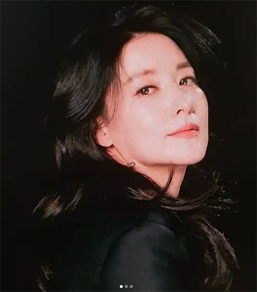 50岁皮肤依旧吹弹可破大长今李英爱sns发照展优雅迷人魅力
