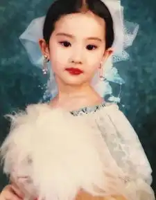 看刘亦菲小时候过万圣节照片,网友茜茜公主真的是从小美到大
