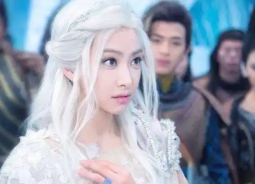 同样是白发造型鞠婧祎冷艳,张雪迎惊艳,谁料却栽到赵丽颖身上
