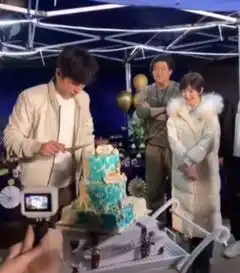 盗墓笔记重启正式杀青朱一龙现场切蛋糕,女主角比他还开心
